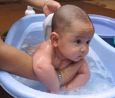 Cần thường xuyên tắm rửa sạch sẽ và gội đầu cho trẻ. Tránh cho trẻ nghịch ngợm với đất, cát và cho trẻ uống thật nhiều nước rau, quả để tăng sức đề kháng. Không nên tự ý nặn mụn hoặc bôi thuốc lên mụn khi chưa có chỉ định của bác sỹ vì có thể sẽ gây. (Ảnh: ITN) Xem thêm: Chùm ảnh: Sự nguy hiểm của việc sâu răng ở trẻ Cần thường xuyên tắm rửa sạch sẽ và gội đầu cho trẻ. Tránh cho trẻ nghịch ngợm với đất, cát và cho trẻ uống thật nhiều nước rau, quả để tăng sức đề kháng. Không nên tự ý nặn mụn hoặc bôi thuốc lên mụn khi chưa có chỉ định của bác sỹ vì có thể sẽ gây. (Ảnh: ITN) Xem thêm: Chùm ảnh: Sự nguy hiểm của việc sâu răng ở trẻ