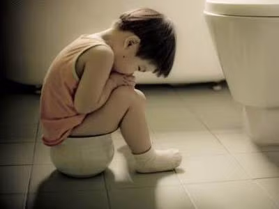 Khi trẻ bị tiêu chảy, việc đầu tiên các bậc cha mẹ cần làm là cho con uống nước oresol, không nên bắt trẻ phải nhịn ăn, tiếp tục cho trẻ bú mẹ nếu trẻ đang trong thời kỳ bú. Khi trẻ khỏi nên cho trẻ ăn tăng bữa để trẻ lấy lại được sự cân bằng nhanh chóng. Không được uống bất cứ loại thuốc nào nếu như không được bác sĩ chỉ định.(Ảnh: ITN) Xem thêm: Chùm ảnh: Sự nguy hiểm của việc sâu răng ở trẻ Khi trẻ bị tiêu chảy, việc đầu tiên các bậc cha mẹ cần làm là cho con uống nước oresol, không nên bắt trẻ phải nhịn ăn, tiếp tục cho trẻ bú mẹ nếu trẻ đang trong thời kỳ bú. Khi trẻ khỏi nên cho trẻ ăn tăng bữa để trẻ lấy lại được sự cân bằng nhanh chóng. Không được uống bất cứ loại thuốc nào nếu như không được bác sĩ chỉ định.(Ảnh: ITN) Xem thêm: Chùm ảnh: Sự nguy hiểm của việc sâu răng ở trẻ
