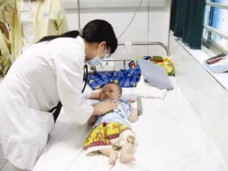 Biện pháp điều trị chủ yếu là điều trị triệu chứng và chăm sóc tích cực. Bên cạnh việc phòng bệnh bằng cách như mặc quần áo bảo hộ, dùng thuốc, hương xua muỗi, dùng lưới bảo vệ nhà cửa, dùng màn và tránh các hoạt động ngoài trời vào buổi chiều để tránh bị muỗi đốt, việc thực hiện tốt các nguyên tắc vệ sinh ăn uống là cách dự phòng hữu hiệu viêm não do các virut đường ruột gây nên.(Ảnh: ITN) Xem thêm: Chùm ảnh: Sự nguy hiểm của việc sâu răng ở trẻ Biện pháp điều trị chủ yếu là điều trị triệu chứng và chăm sóc tích cực. Bên cạnh việc phòng bệnh bằng cách như mặc quần áo bảo hộ, dùng thuốc, hương xua muỗi, dùng lưới bảo vệ nhà cửa, dùng màn và tránh các hoạt động ngoài trời vào buổi chiều để tránh bị muỗi đốt, việc thực hiện tốt các nguyên tắc vệ sinh ăn uống là cách dự phòng hữu hiệu viêm não do các virut đường ruột gây nên.(Ảnh: ITN) Xem thêm: Chùm ảnh: Sự nguy hiểm của việc sâu răng ở trẻ