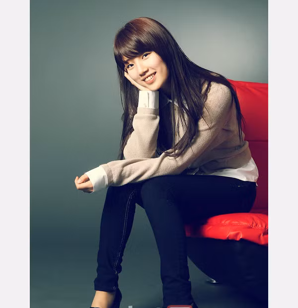 Sở hữu gương mặt xinh xắn, nụ cười rạng rỡ, đôi chân dài miên man, phong thái cực cute, Suzy là thần tượng của hàng triệu teen boys - teen girls Châu Á. (Ảnh HB) Xem thêm: Cơn sốt 'thiên sứ 9X': Đẹp như mỹ nhân cổ trang Trung Hoa