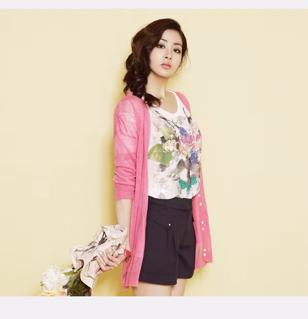 Kang So Ra lọt top "tiểu mỹ nữ Hàn Quốc", tuy nhiên, đôi mắt hơi sếc và vẻ lạnh lùng của Kang So Ra không lấy lòng được công chúng. Theo bạn, ai có khả năng sẽ soán ngôi Kim Tae Hee? (Ảnh HB) Xem thêm: Cơn sốt 'thiên sứ 9X': Đẹp như mỹ nhân cổ trang Trung Hoa