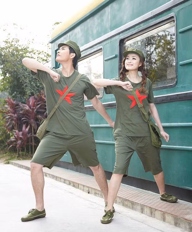 Nếu cách đây 5, 7 năm, thời trang đôi chỉ dừng lại ở những chiếc áo phông đơn sắc, hoặc in hình họa đơn giản, ngộ nghĩnh...(Ảnh: HB) Xem thêm: "Yêu nữ" thời hiện đại: ngọt ngào, quyến rũ và đầy quyền năng / Teen xinh: "Tiểu Kim Tae Hee" Việt Nam?
