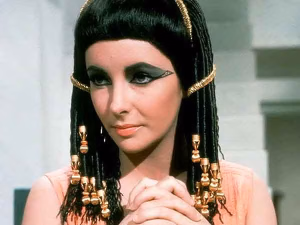 1. Mỹ nữ Ai Cập: Elizabeth Taylor trong vai nữ hoàng Ai Cập Cleopatra là người có công lớn trong việc “lăng xê” cặp mắt Ai Cập này và đánh dấu một bước chuyển mình lớn trong lịch sử thời trang. Xem thêm: Mỹ nữ Trời ban (P6): Mây thua nước tóc, tuyết nhường màu da/ Phục trang tôn dáng "đồng hồ cát" ..."hớp hồn" quý ông thế kỷ 19