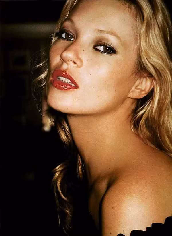 9. Kate “mỏng manh”: Kate Moss tôn thờ phong cách “mỏng” mà đẹp. Không chỉ sở hữu một cơ thể mảnh mai, cả đường viền kẻ mắt của cô cũng mảnh như sương khói. Một vẻ đẹp trong trẻo và hoàn hảo. Xem thêm: Mỹ nữ Trời ban (P6): Mây thua nước tóc, tuyết nhường màu da/ Phục trang tôn dáng "đồng hồ cát" ..."hớp hồn" quý ông thế kỷ 19