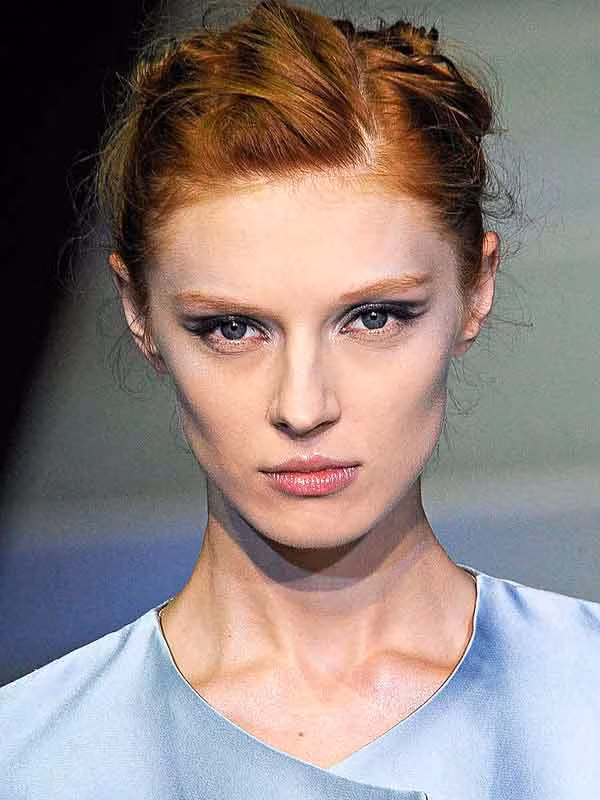 10. Viền “mắt mèo đôi”: Nghệ sĩ make up Linda Cantello trong buổi trình diễn thời trang mùa xuân của Giorgio Armani đã giới thiệu một kiểu viền mắt đen đôi với hai đuôi mắt, biến tấu đỉnh điểm của đôi mắt mỹ nữ Ai Cập. Xem thêm: Mỹ nữ Trời ban (P6): Mây thua nước tóc, tuyết nhường màu da/ Phục trang tôn dáng "đồng hồ cát" ..."hớp hồn" quý ông thế kỷ 19