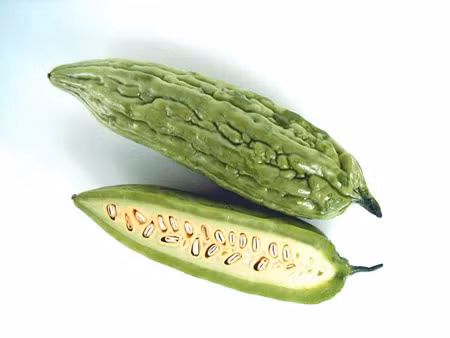 Điều trị xơ vữa động mạch: khổ qua tươi 250g, dầu ăn, gừng sợi, hành hoa, muối, bột nêm với mỗi thứ vừa đủ. Khổ qua tươi móc bỏ ruột, rửa sạch, thái sợi, đổ dầu ăn vào chảo, thêm gừng sợi, hành hoa phi thơm, bỏ khổ qua sợi xào nhanh trong giây lát, nêm muối, bột nêm xào sơ thì dùng. Xem thêm: Dứa: ngon, rẻ, giàu vitamin C, chất xơ...tốt cho bé và cả ông bà