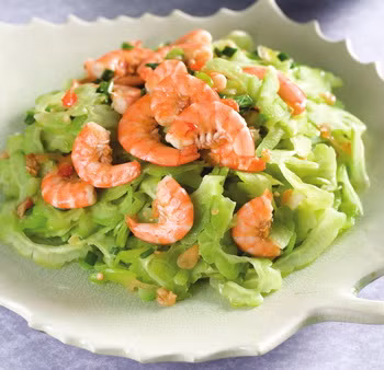 Điều trị hội chứng mỏi mệt: khổ qua 1 kg, rửa sạch, phơi sấy khô, tán bột, chứa trong lọ hoặc trong túi lọc, mỗi gói 10g, miệng túi đính sợi dây, dán kín miệng. Cho vào ly hãm với nước sôi, ngày 3 lần, mỗi lần 1 gói. Xem thêm: Dứa: ngon, rẻ, giàu vitamin C, chất xơ...tốt cho bé và cả ông bà
