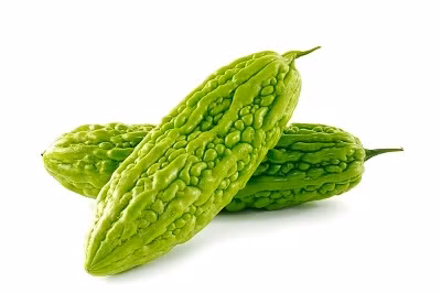 Điều trị tăng huyết áp: khổ qua tươi 250g, hành hoa, gừng băm, muối, bột nêm, nước tương (mắm), dầu mè với mỗi thứ vừa đủ. Khổ qua bổ hột, rửa sạch, trụng nước sôi 3 phút, thái sợi, trộn vào hành hoa, gừng băm, muối, bột nêm, nước tương (mắm), dầu mè, trộn đều thì dùng. Xem thêm: Dứa: ngon, rẻ, giàu vitamin C, chất xơ...tốt cho bé và cả ông bà