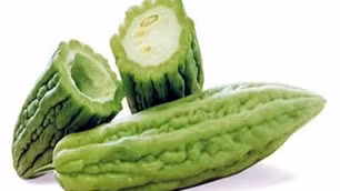 Trên lâm sàng, khổ qua thường dùng chữa các chứng do bệnh nhiệt gây thử nhiệt phiền khát, trúng thử (say nóng), ung sưng, mắt đỏ đau nhức, kiết lỵ, viêm quầng, nhọt độc, tiểu ít... Xem thêm: Dứa: ngon, rẻ, giàu vitamin C, chất xơ...tốt cho bé và cả ông bà