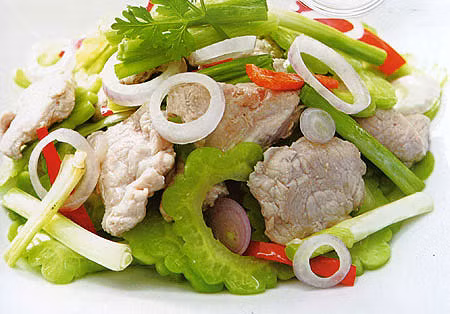 Điều trị nhọt lâu ngày không vỡ: khổ qua 1 quả rửa sạch, vắt nước, thoa lên nhọt, ngày 3 lần. Xem thêm: Dứa: ngon, rẻ, giàu vitamin C, chất xơ...tốt cho bé và cả ông bà