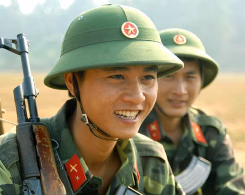 Chiến sĩ trẻ Tiểu đoàn 8 trên bãi tập