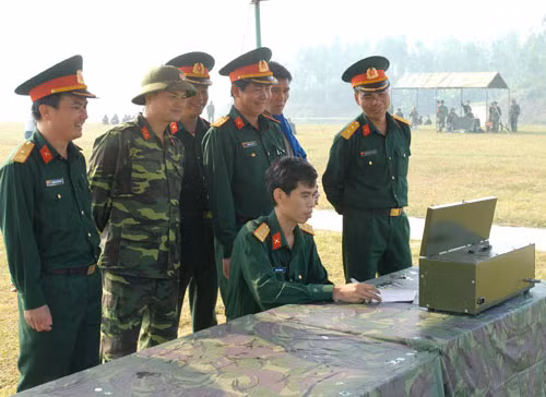 Cán bộ các cập trong trung đoàn kiểm tra kết quả huấn luyện trên máy ngày tại thực địa