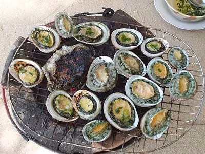 Bình thường những chất này không gây hại cho cơ thể, nhưng nếu ăn kèm với lượng lớn thực phẩm giàu vitamin C thì lại gây hại cho cơ thể. Lúc này, asen pentavenlent sẽ chuyển hóa thành asen trioxide (dân gian thường gọi là thạch tín) gây ngộ độc thạch tín cấp tính, nếu nghiêm trọng có thể nguy hiểm đến tính mạng. Xem thêm: Những “cặp đôi không hoàn hảo" dễ khiến người ăn... nhập viện Bình thường những chất này không gây hại cho cơ thể, nhưng nếu ăn kèm với lượng lớn thực phẩm giàu vitamin C thì lại gây hại cho cơ thể. Lúc này, asen pentavenlent sẽ chuyển hóa thành asen trioxide (dân gian thường gọi là thạch tín) gây ngộ độc thạch tín cấp tính, nếu nghiêm trọng có thể nguy hiểm đến tính mạng. Xem thêm: Những “cặp đôi không hoàn hảo" dễ khiến người ăn... nhập viện