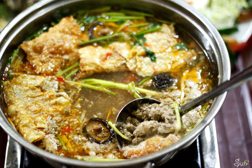 Chữa tâm trạng bồn chồn, kém ăn, ít ngủ: Rau nhút 1 - 2 nắm bỏ rễ, cạo bỏ phần bấc, ngắt đoạn, rửa sạch; khoai sọ 300 g - 400 g cạo vỏ, xắt nhỏ; cua đồng 200 g bỏ yếm, mai, rửa sạch, giã nát, gạn lấy nước. Cho khoai sọ vào nước cua nấu chín, khi gần chín, cho rau nhút vào, đun sôi tiếp 5 - 10 phút. Ăn trong ngày, dùng 2 - 3 ngày. (Ảnh: In) Xem thêm: Cảm kích: Cùng ăn, cùng ở với dân vùng có bệnh viêm da lạ