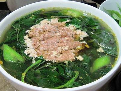 Giải nhiệt mùa hè: Cua đồng 200g (tùy lượng người ăn) bỏ yếm, mai, rửa sạch, giã nát, lọc lấy nước; mướp hương 2 quả, gọt vỏ, rửa sạch, cắt miếng; rau đay và mồng tơi tươi mỗi thứ 100g rửa sạch, cắt đoạn. Đun sôi nước cua và cho các loại rau vào, đến khi mướp chín là được, ăn với cơm. (Ảnh: In) Xem thêm: Cảm kích: Cùng ăn, cùng ở với dân vùng có bệnh viêm da lạ