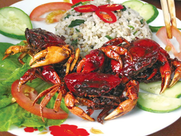 Chữa trẻ nhỏ còi xương, chậm biết đi: Cua đồng làm sạch, bỏ chân, càng, mai, yếm, rang nhỏ lửa cho vàng và khô, tán bột. Dùng 15 g - 20 g khuấy với bột gạo, cho trẻ ăn trong ngày. (Ảnh: In) Xem thêm: Cảm kích: Cùng ăn, cùng ở với dân vùng có bệnh viêm da lạ