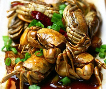 Nếu bị tiêu chảy, không ăn cua đồng. Gạch cua có nhiều cholesterol, nên người huyết áp cao, bệnh tim mạch cần hạn chế dùng. Khi ăn cua, nên ăn cùng lá tía tô, gừng để làm giảm bớt tính hàn. Cua đồng cũng chứa nhiều sodium và purines nên không thích hợp cho người bị bệnh gút. (Ảnh: In) Xem thêm: Cảm kích: Cùng ăn, cùng ở với dân vùng có bệnh viêm da lạ