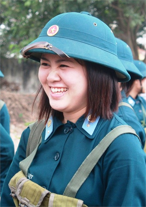 Cười tươi như nữ quân nhân
