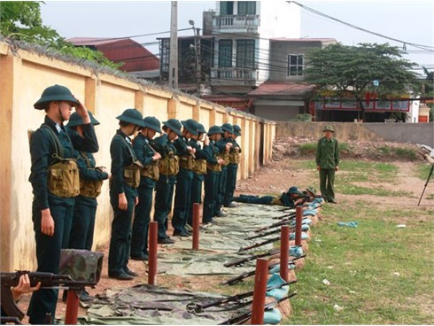 Thôi bắn – tháo đạn – khám súng – đứng dậy