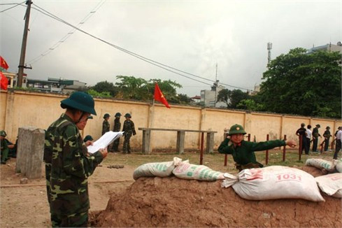 Ném lựu đạn vào mục tiêu cách 25 mét