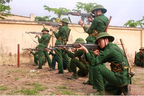 Luyện tư thế quỳ bắn mục tiêu.