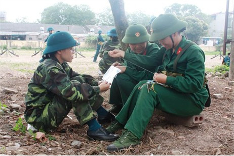 Tạm nghỉ bắn súng, mình sẽ chỉ bạn cách thêu tranh.