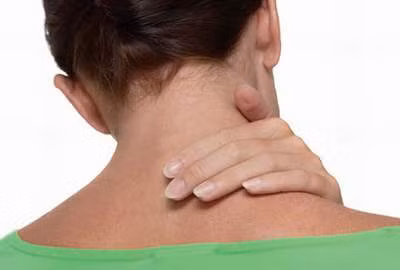 Vẹo cổ gây đau nhức khó chịu vùng cổ và bả vai. Vẹo cổ gây đau nhức khó chịu vùng cổ và bả vai.