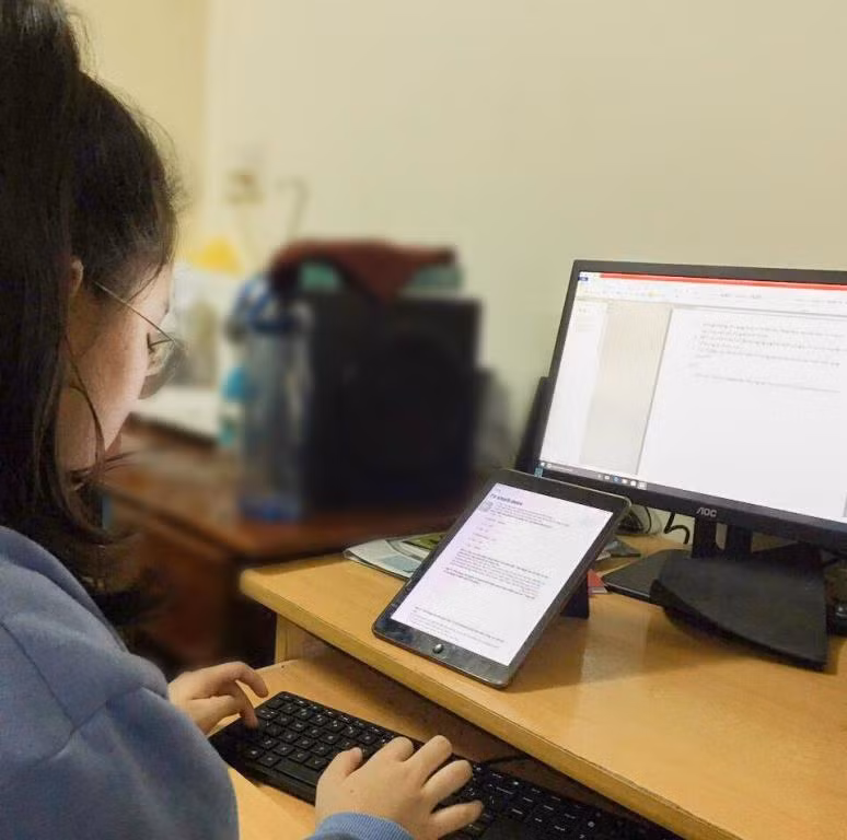 Mặc dù đã nhận được tiền hỗ trợ từ rất sớm nhưng hiện nhiều địa phương vẫn chưa thể triển khai mua sắm máy tính cho học sinh theo chương trình "sóng và máy tính cho em". Ảnh: AN Mặc dù đã nhận được tiền hỗ trợ từ rất sớm nhưng hiện nhiều địa phương vẫn chưa thể triển khai mua sắm máy tính cho học sinh theo chương trình "sóng và máy tính cho em". Ảnh: AN