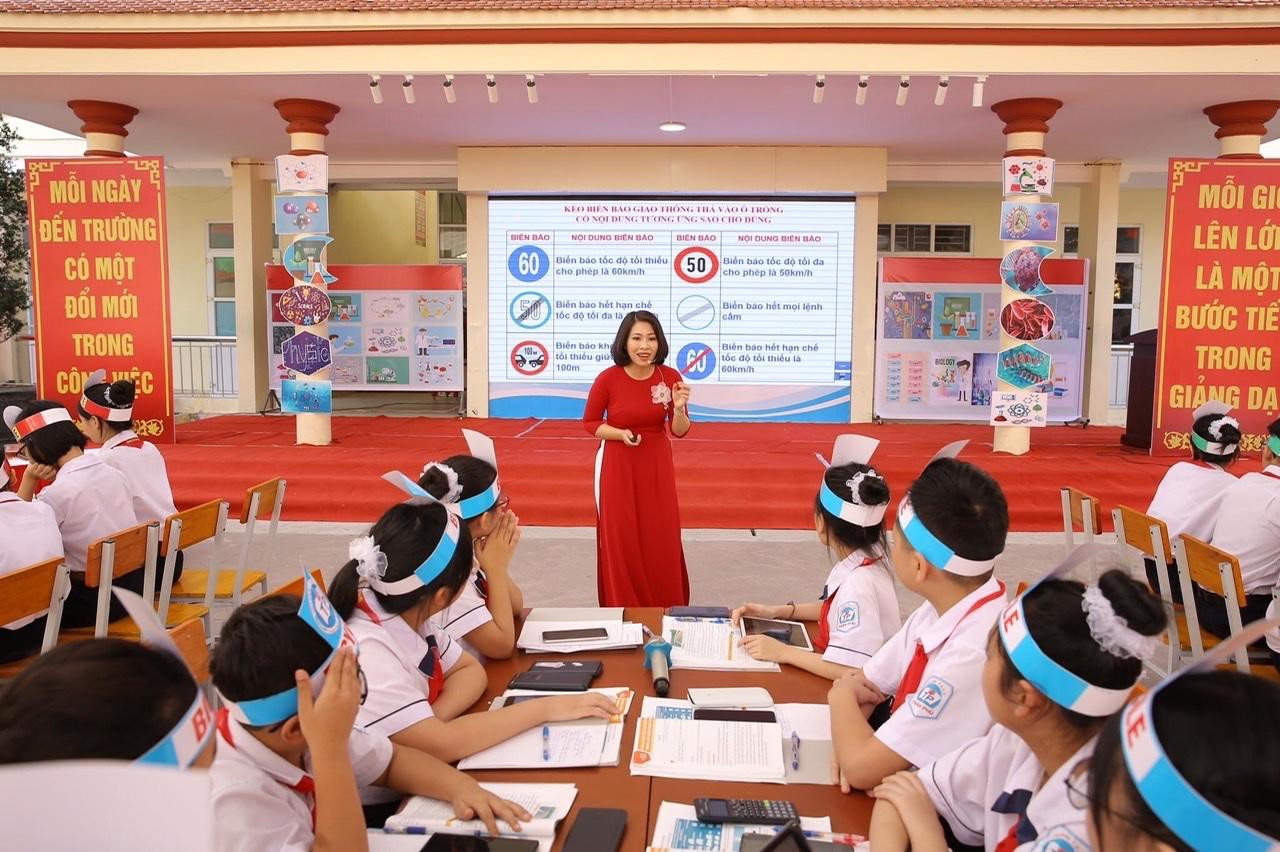 Nhiều phụ huynh đã "sốt xình xịch" lo chuyện trường điểm, lớp chọn cho con (Ảnh minh họa: Diệu Anh)