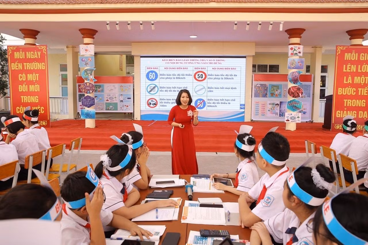 Tiết dạy “Thảo luận về sự ảnh hưởng của tốc độ trong an toàn giao thông” do cô giáo Nguyễn Thị Thu Thủy và các em học sinh lớp 7C1 Trường Trung học cơ sở Trần Phú thực hiện (Ảnh: LT)