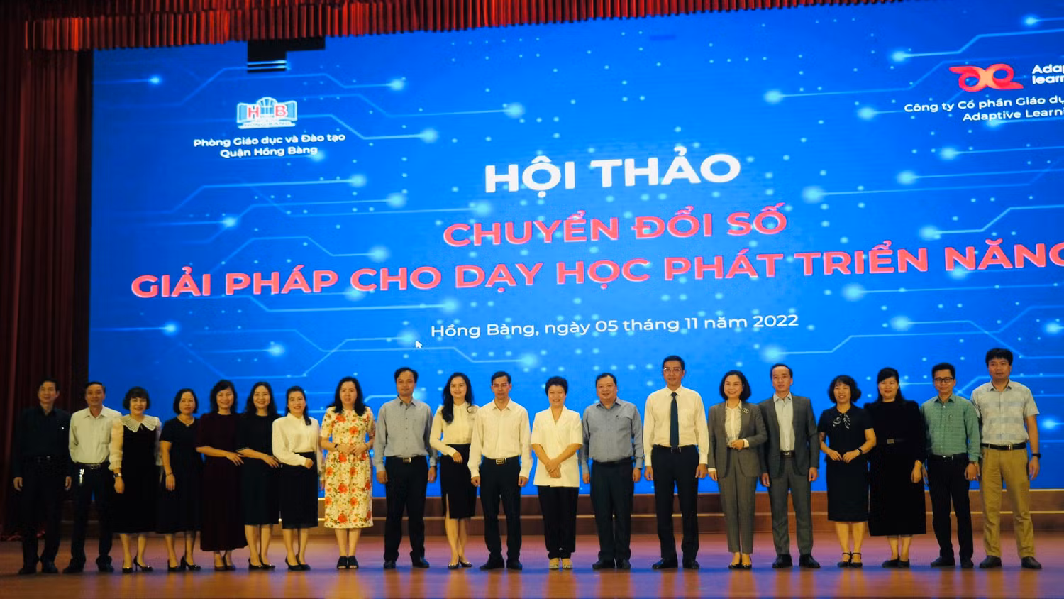Các đại biểu tham dự hội thảo chụp ảnh lưu niệm (Ảnh: LT)