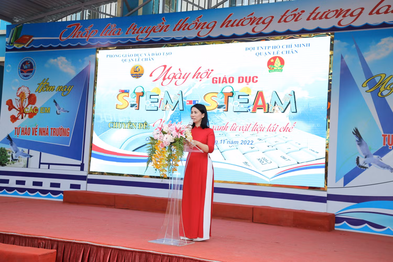 Bà Bùi Thị Ngọc Quyên - Phó trưởng phòng Giáo dục và Đào tạo quận Lê Chân đã trình bày báo cáo công tác chỉ đạo triển khai giáo dục STEM – STEAM (Ảnh: PNC) Bà Bùi Thị Ngọc Quyên - Phó trưởng phòng Giáo dục và Đào tạo quận Lê Chân đã trình bày báo cáo công tác chỉ đạo triển khai giáo dục STEM – STEAM (Ảnh: PNC)