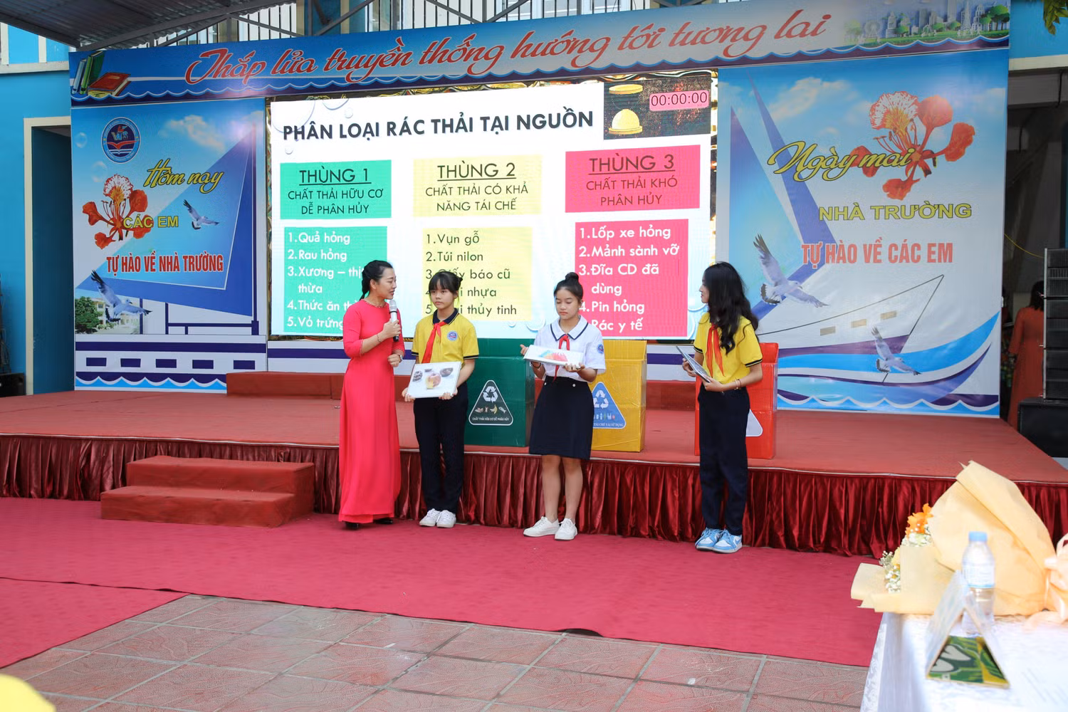 Tiết học minh hoạ với tựa đề "Nghệ thuật sống xanh từ vật liệu tái chế" do cô và trò trường Trung học cơ sở Võ Thị Sáu thực hiện (Ảnh: PNC)