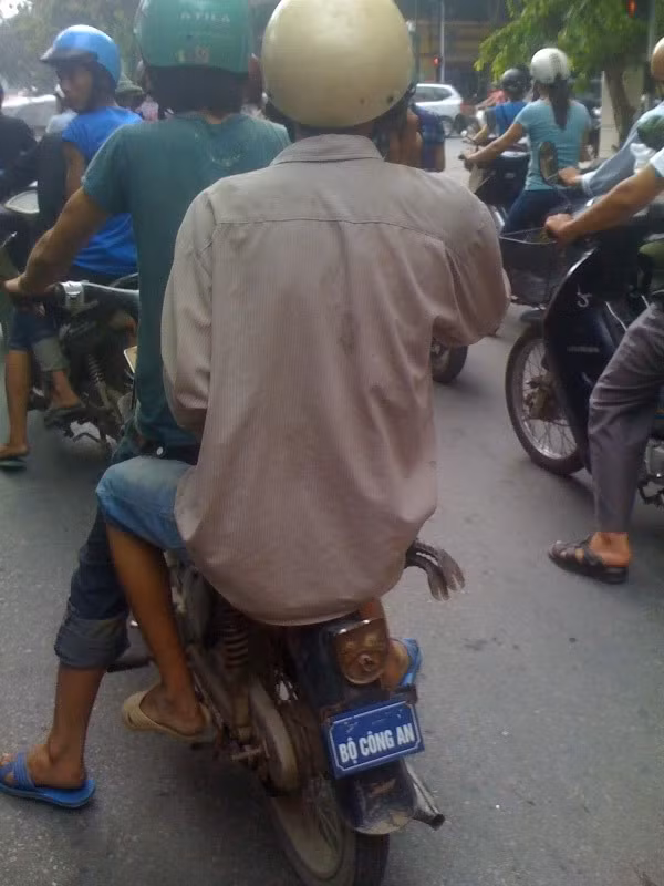 Một cách "chế biển xe" vô cùng độc đáo và "nhiều hiểm họa" của "dân chơi"