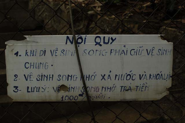 Dặn dò, chỉ dẫn tỉ mỉ tại một nhà vệ sinh công cộng Dặn dò, chỉ dẫn tỉ mỉ tại một nhà vệ sinh công cộng
