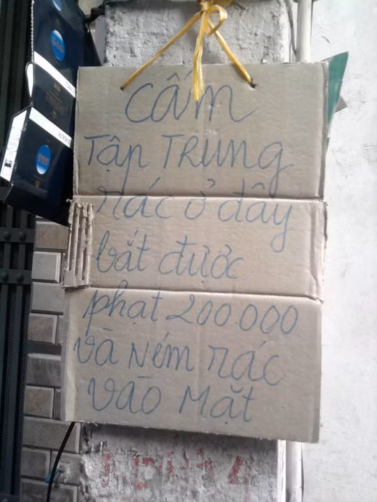 Biển báo mang tính cảnh báo, nhưng đầy tính đe dọa
