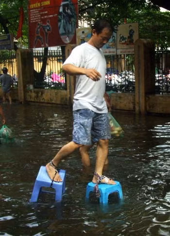 Cách di chuyển vừa thuận tiện, vừa chống được bệnh ghẻ của người dân Hà Nội trong lũ