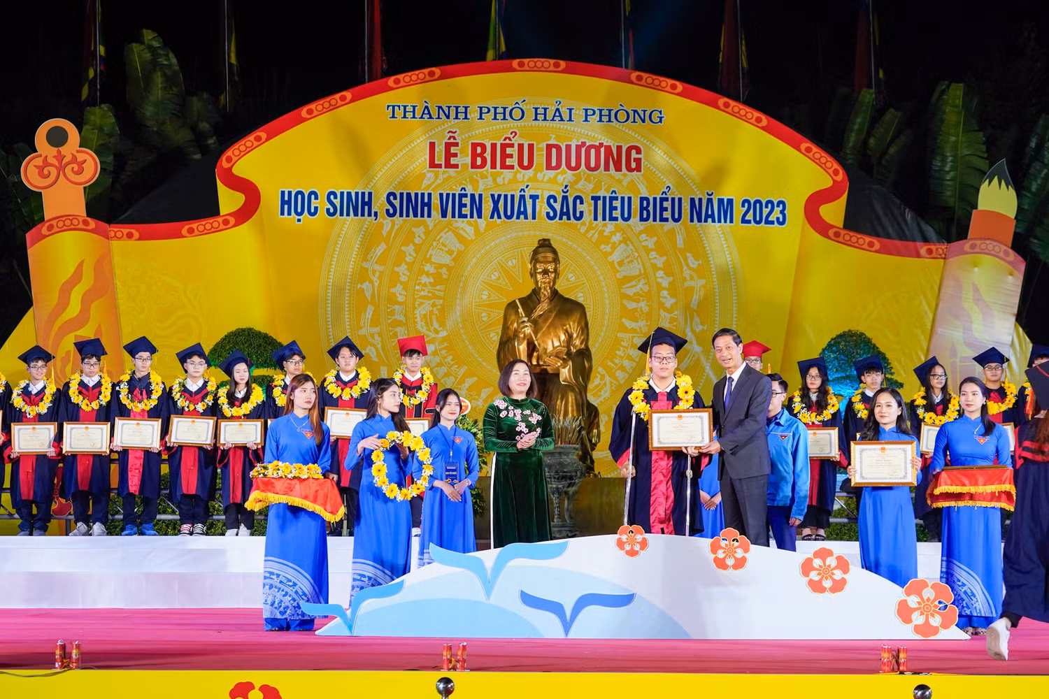 Ông Đỗ Mạnh Hiến - Phó bí thư Thường trực Thành uỷ, bà Đào Khánh Hà - Trưởng ban Tuyên giáo Thành uỷ khen thưởng các em học sinh, sinh viên xuất sắc (Ảnh: ĐT) Ông Đỗ Mạnh Hiến - Phó bí thư Thường trực Thành uỷ, bà Đào Khánh Hà - Trưởng ban Tuyên giáo Thành uỷ khen thưởng các em học sinh, sinh viên xuất sắc (Ảnh: ĐT)