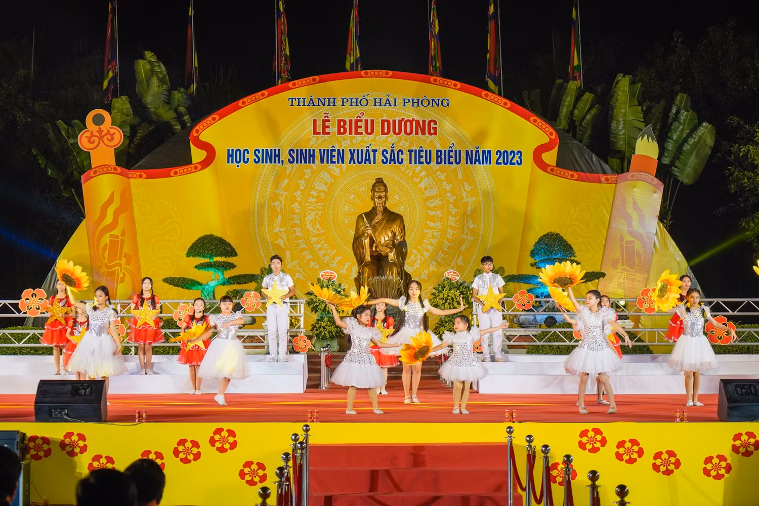 Các tiết mục văn nghệ tại lễ biểu dương (Ảnh: ĐT) Các tiết mục văn nghệ tại lễ biểu dương (Ảnh: ĐT)