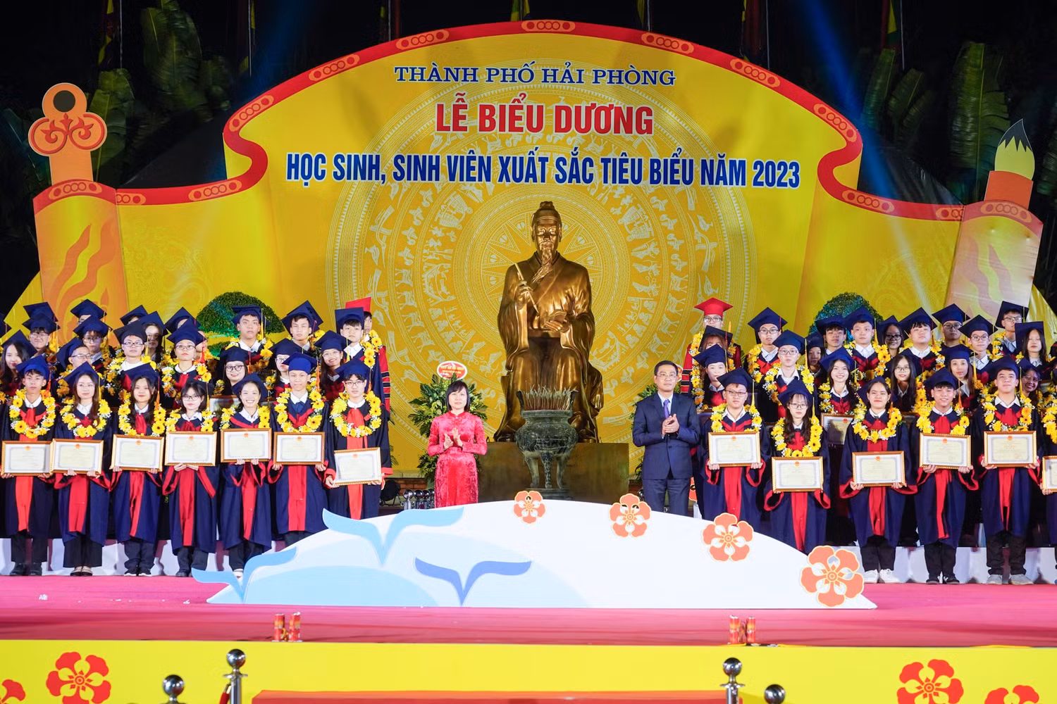 Giám đốc Sở Giáo dục và Đào tạo và Bí thư Huyện uỷ Vĩnh Bảo khen thưởng các em học sinh sinh viên tiêu biểu, xuất sắc năm 2023 (Ảnh: ĐT) Giám đốc Sở Giáo dục và Đào tạo và Bí thư Huyện uỷ Vĩnh Bảo khen thưởng các em học sinh sinh viên tiêu biểu, xuất sắc năm 2023 (Ảnh: ĐT)