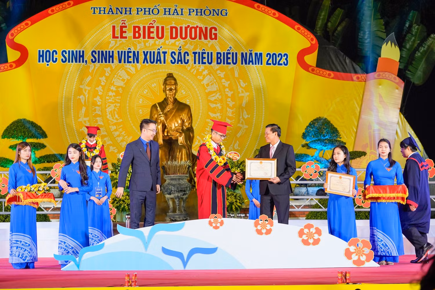 Ông Nguyễn Văn Tùng - Chủ tịch Ủy ban nhân dân thành phố Hải Phòng cùng ông Nguyễn Tường Lâm - Bí thư Trung ương Đoàn Thanh niên cộng sản Hồ Chí Minh khen thưởng các em học sinh, sinh viên xuất sắc (Ảnh: ĐT) Ông Nguyễn Văn Tùng - Chủ tịch Ủy ban nhân dân thành phố Hải Phòng cùng ông Nguyễn Tường Lâm - Bí thư Trung ương Đoàn Thanh niên cộng sản Hồ Chí Minh khen thưởng các em học sinh, sinh viên xuất sắc (Ảnh: ĐT)