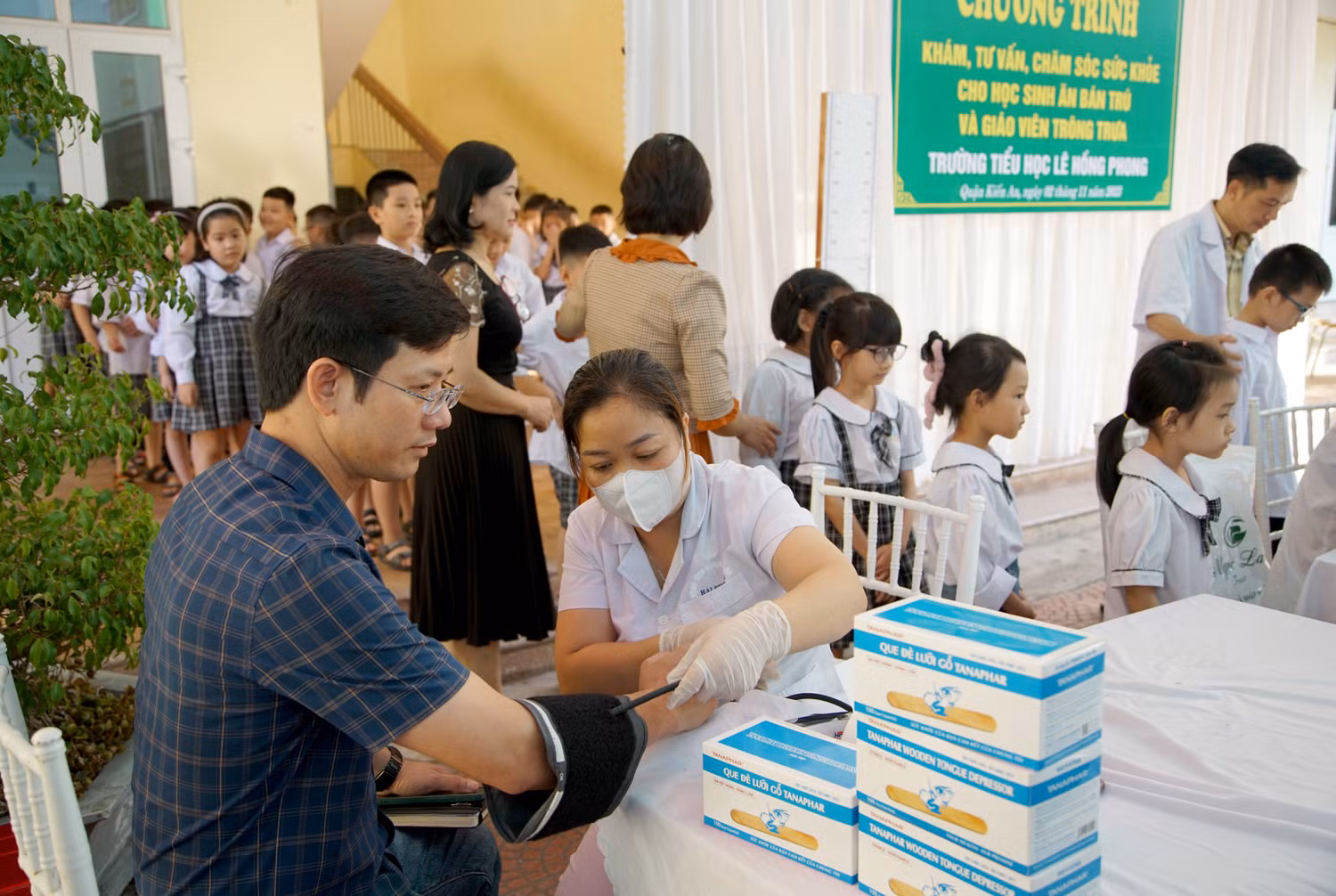 Cán bộ, giáo viên, nhân viên nhà bếp Trường Tiểu học Lê Hồng Phong được khám, tư vấn sức khoẻ (Ảnh: LT) Cán bộ, giáo viên, nhân viên nhà bếp Trường Tiểu học Lê Hồng Phong được khám, tư vấn sức khoẻ (Ảnh: LT)