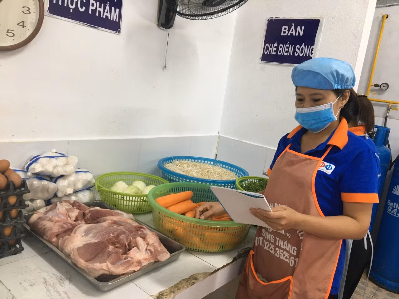 Thực phẩm được tiếp nhận dưới dự giám sát của nhà trường, phụ huynh học sinh (Ảnh: LT)