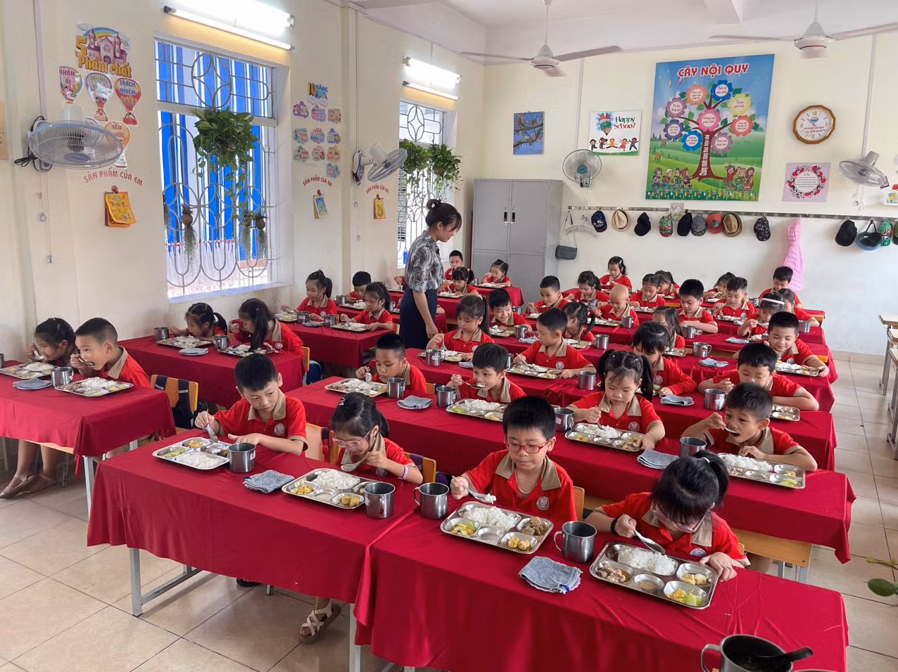 Học sinh Trường Tiểu học Đằng Hải được ăn bán trú bảo đảm dinh dưỡng (Ảnh: LT)