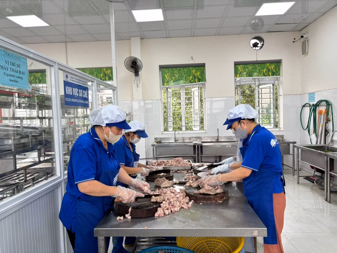 Nhân viên nhà bếp sơ chế thức ăn (Ảnh: LT)