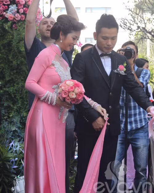 Phần tay áo được nhấn nhá bằng những đường bèo nhún có vẻ hơi thừa thãi và khó hiểu