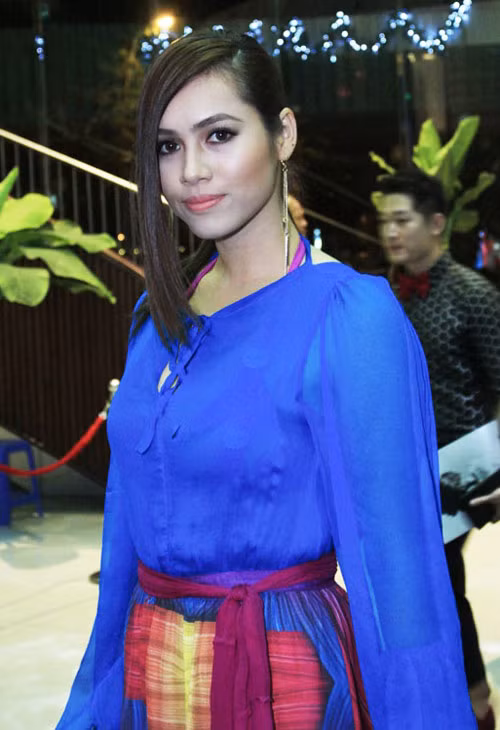 Mọi gam màu "đánh nhau chan chát" khiến tổng thể trang phục của Hoàng My trở nên rối mắt vô cùng. Hơn thế nữa, một phần tóc dài lạc lõng phía trước của Hoàng My khiến nhiều người liên tưởng cô với một nhân vật kiếm hiệp trong truyện tranh.