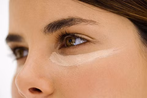 Che khuyết điểm mắt là công đoạn không thể thiếu để xua tan mệt mỏi trên gương mặt. Che khuyết điểm mắt là công đoạn không thể thiếu để xua tan mệt mỏi trên gương mặt.