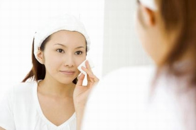 Không tẩy trang hoặc tẩy trang không sạch sẽ là nguyên nhân gây mụn. Không tẩy trang hoặc tẩy trang không sạch sẽ là nguyên nhân gây mụn.