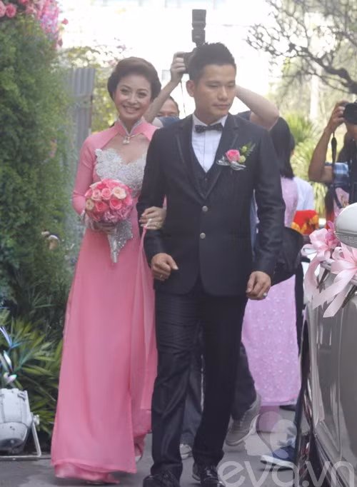 Nhiều người cho rằng, trông cô giống như một quý bà, chứ không phải là một cô dâu trong ngày cưới